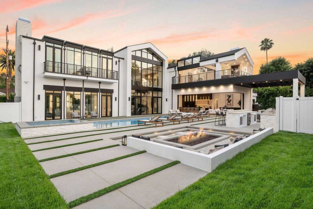 Panorama view of the curved staircase and glass railing